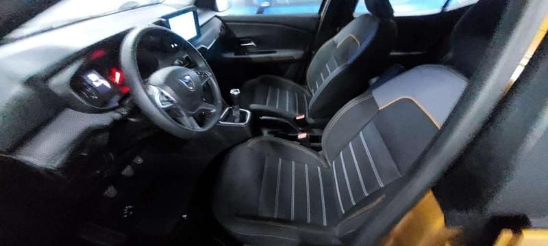 Usado Dacia Sandero Comfort 101 CV (74 kW) 2022 Amarillo Utilitario