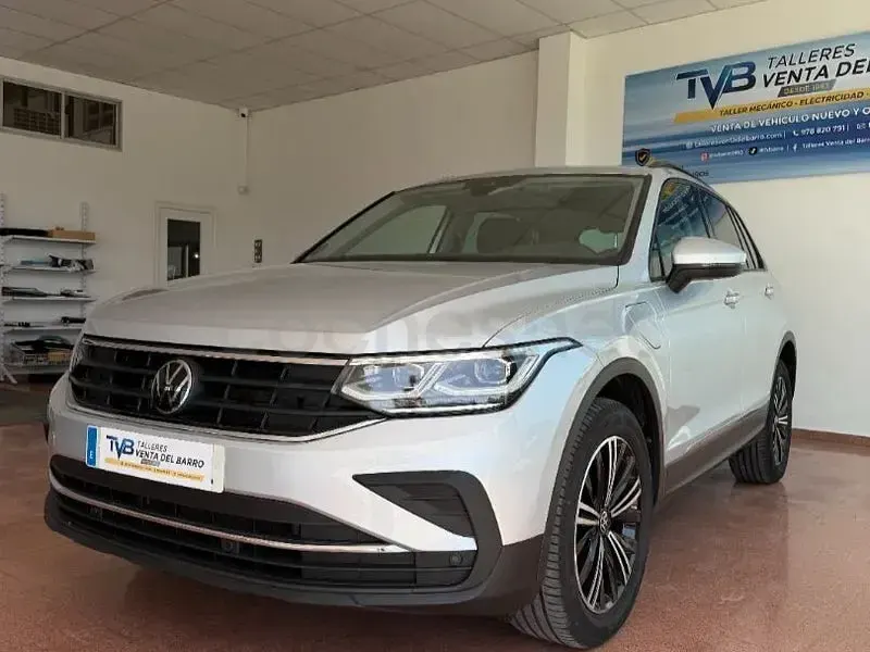 Usado VW Tiguan Life 245 CV (180 kW) 2022 Gris / plata SUV