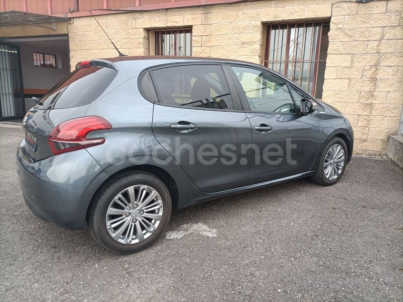Usado Peugeot 208 Style 75 CV (55 kW) 2017 Gris / plata Utilitario