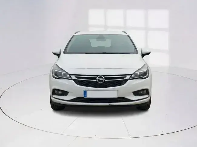 Usado Opel Astra Selective 110 CV (80 kW) 2019 Blanco Familiar
