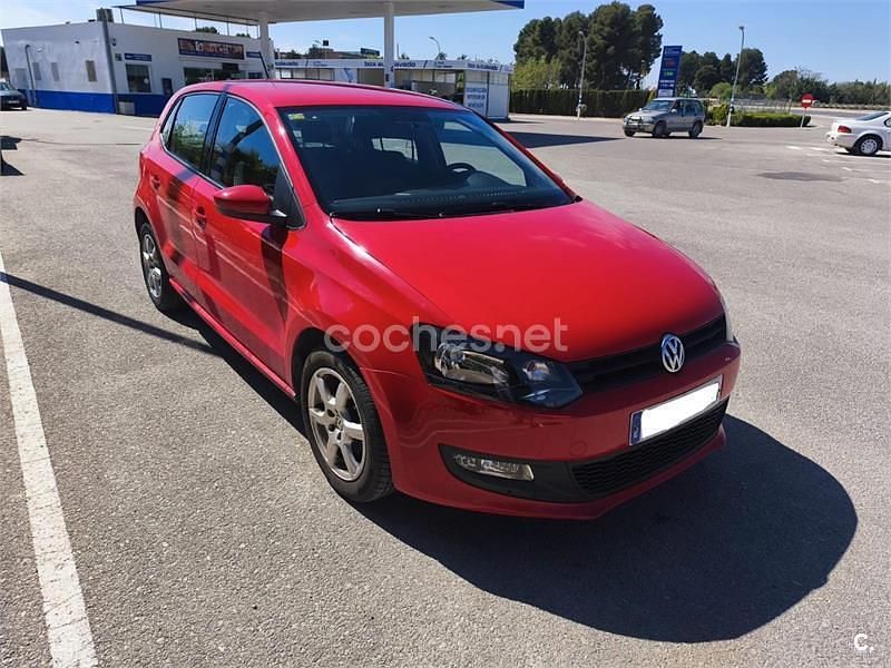 Używany VW Polo Advance 75 KM (55 kW) 2014 Czerwony Sedan/Limuzyna