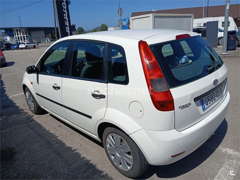 Usado Ford Fiesta Ghia 80 CV (58 kW) 2003 Blanco Berlina
