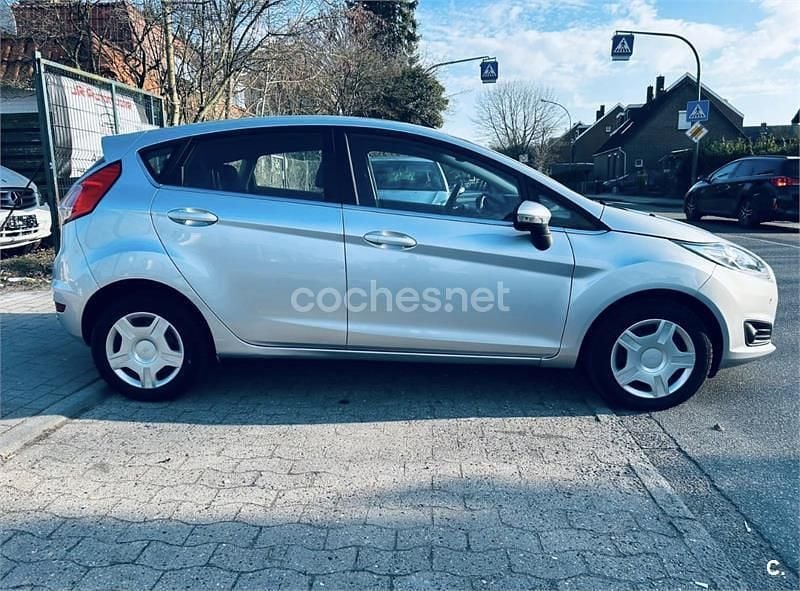 Usado Ford Fiesta Titanium 95 HP (69 kW) 2013 Cinzento Citadino