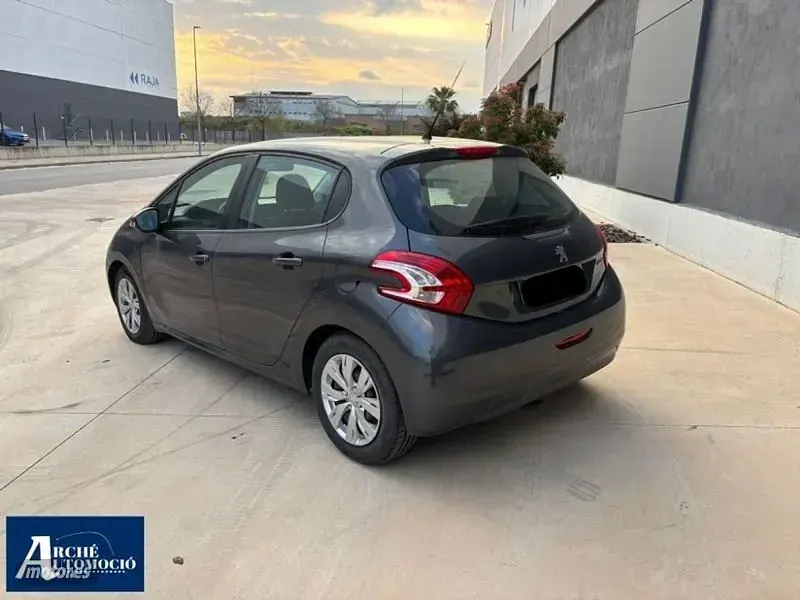Usado Peugeot 208 Active 68 CV (50 kW) 2012 Gris Utilitario
