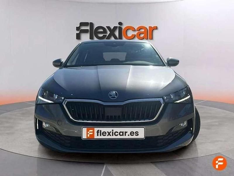 Usado Skoda Scala Ambition 110 CV (80 kW) 2022 Gris Utilitario