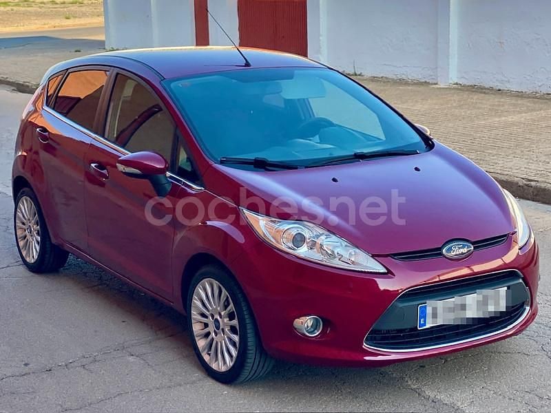 Usado Ford Fiesta Titanium 95 CV (69 kW) 2011 Granate Berlina