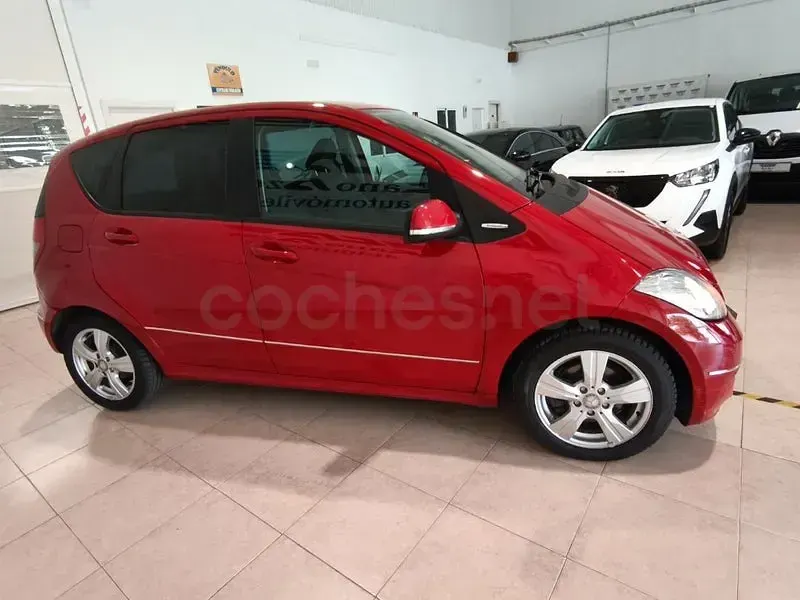 Usado Mercedes A180 Style 109 CV (80 kW) 2012 Rojo Utilitario