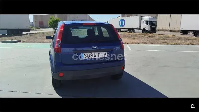 Usado Ford Fiesta Ambiente 70 CV (51 kW) 2007 Azul Utilitario