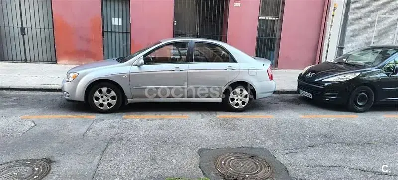 Usado Kia Cerato EX 112 CV (82 kW) 2005 Gris / plata Berlina