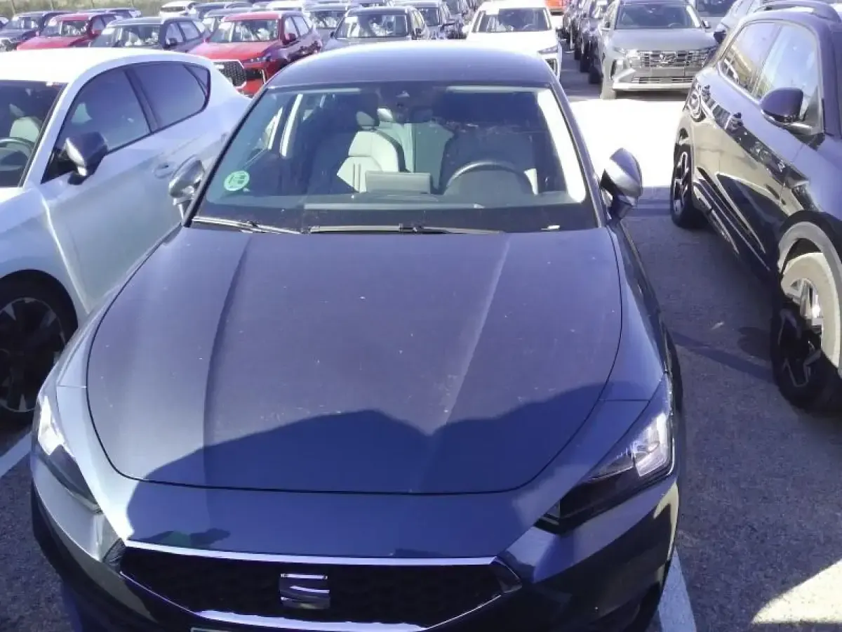 Usado Seat Leon Style 115 CV (84 kW) 2025 Gris/plata