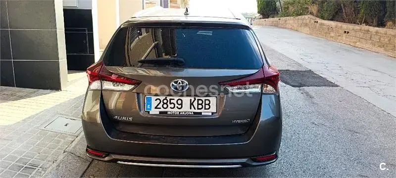 Usado Toyota Auris Hybrid Active 136 CV (100 kW) 2017 Beige Familiar