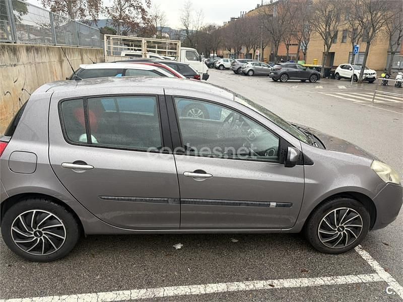Usado Renault Clio II Authentique 70 CV (51 kW) 2010 Gris / plata Berlina