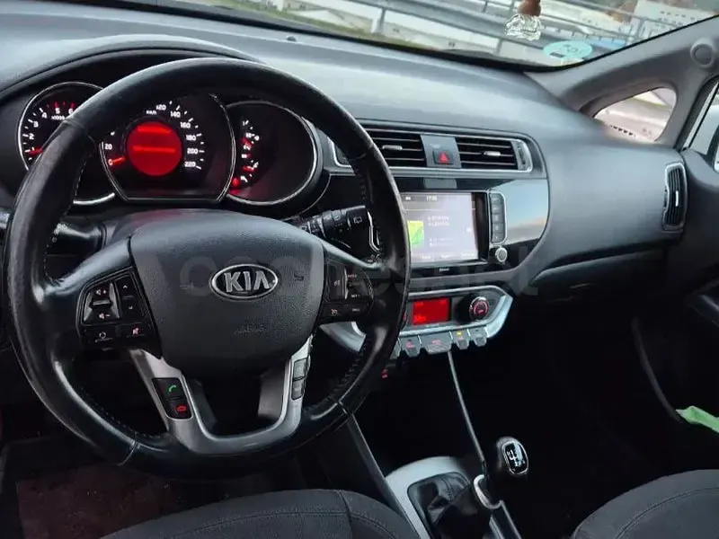 Usado Kia Rio 75 CV (55 kW) 2017 Blanco Berlina