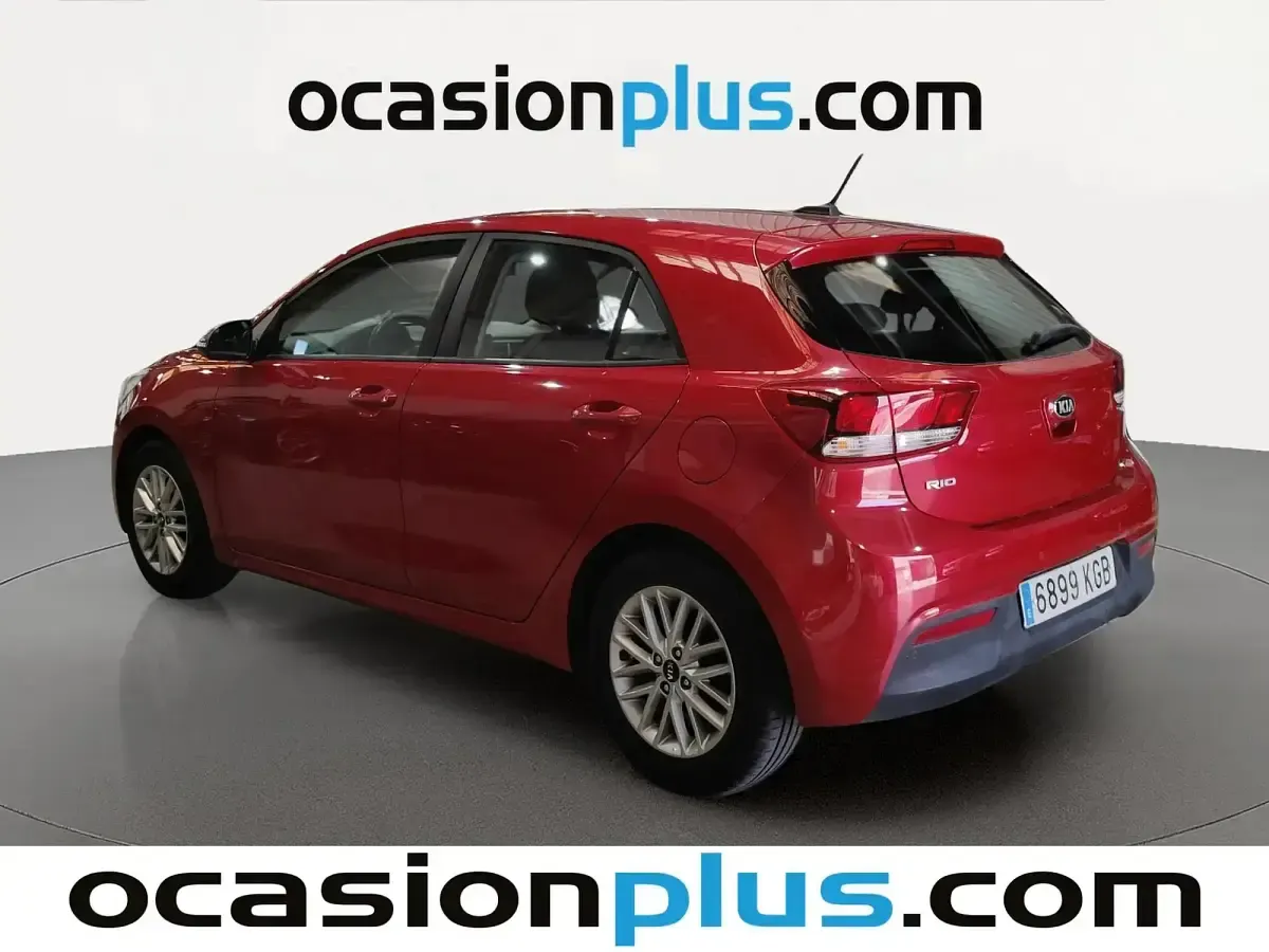 Usado Kia Rio 84 CV (61 kW) 2017 Rojo Berlina