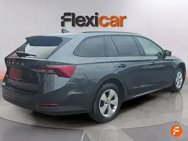 Usado Skoda Octavia Active 115 CV (84 kW) 2021 Gris Familiar