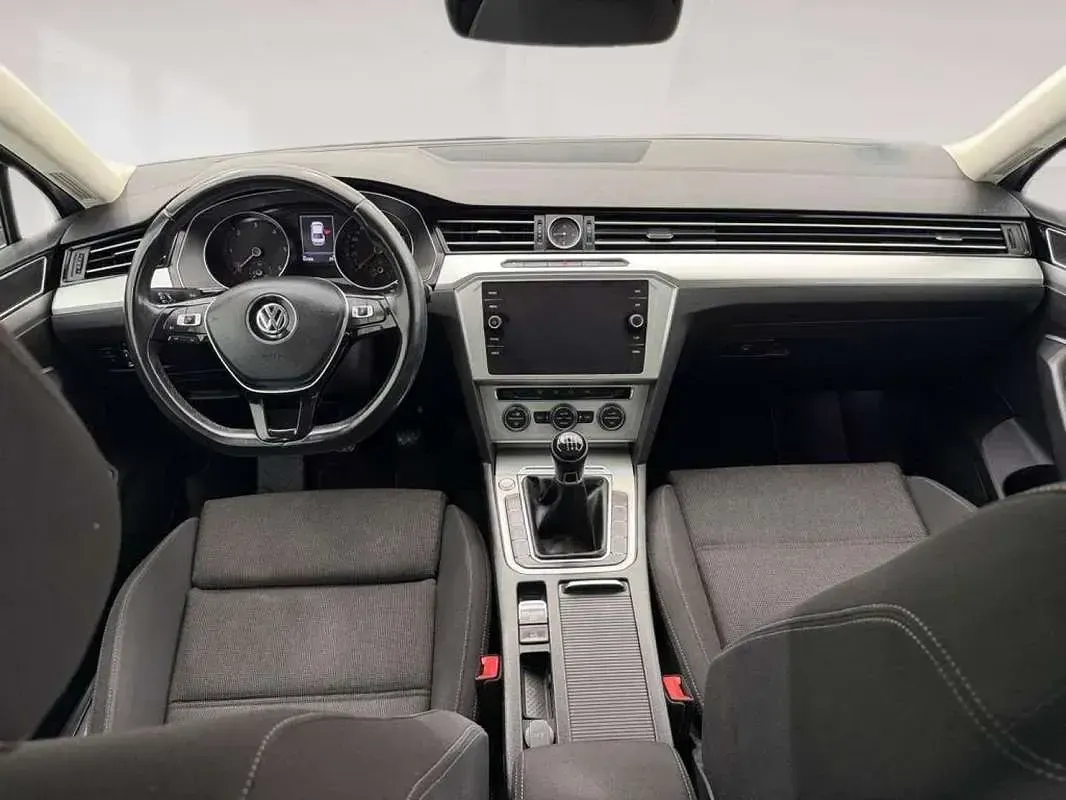 Usado VW Passat Advance 150 CV (110 kW) 2018 Gris Berlina