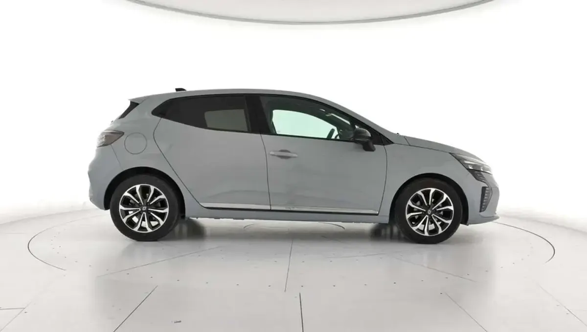Usado Renault Clio Techno 99 CV (72 kW) 2025 Gris Utilitario