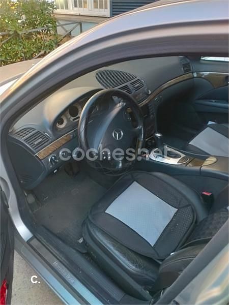 Usado Mercedes E270 Elegance 170 CV (125 kW) 2003 Gris / plata Berlina