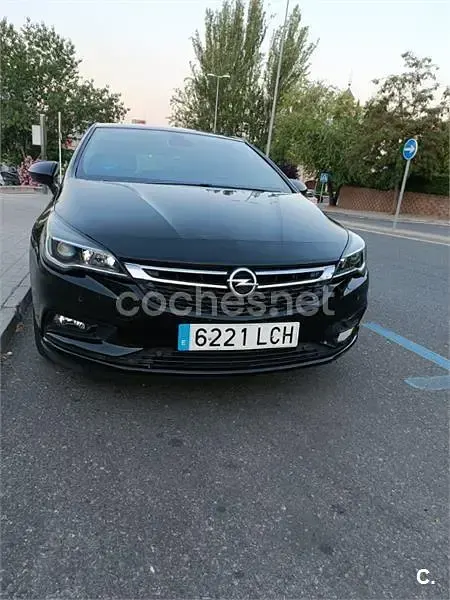 Usado Opel Astra 110 CV (80 kW) 2019 Negro Berlina