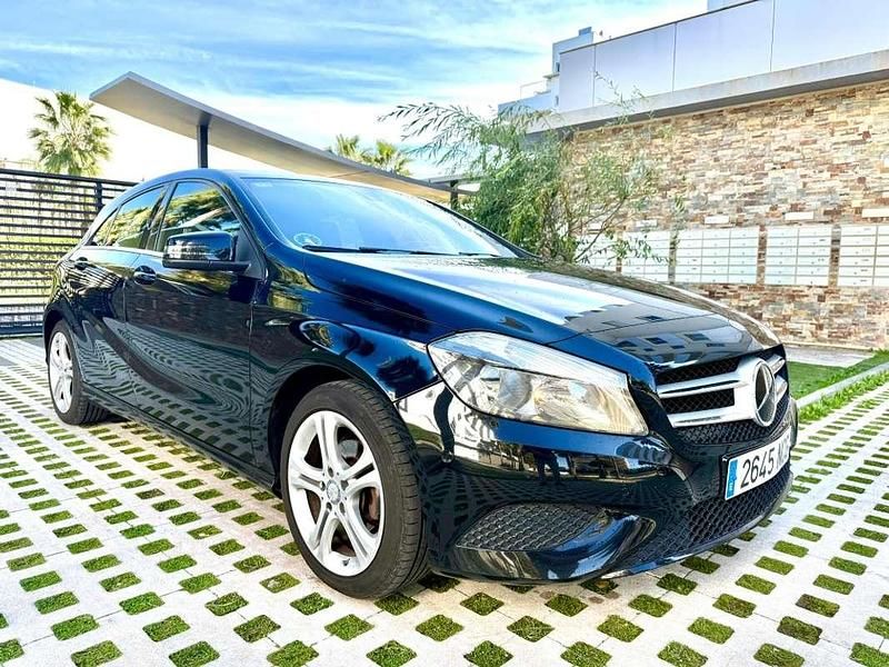 Usado Mercedes A180 Style 109 CV (80 kW) 2014 Negro Utilitario