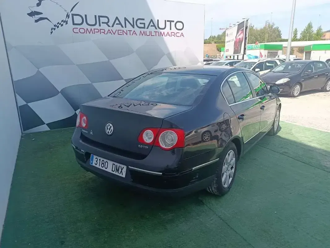 Usado VW Passat Highline 140 CV (102 kW) 2005 Negro Berlina