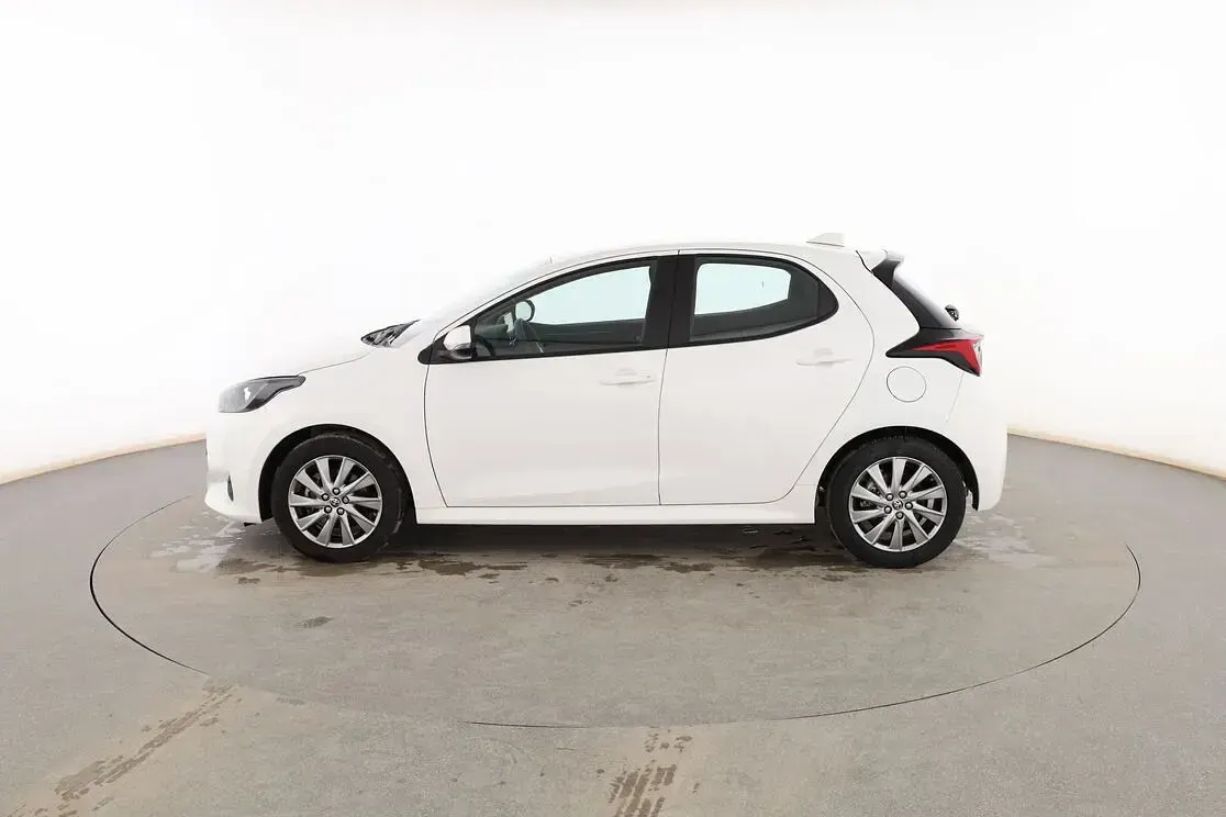 Käytetty Toyota Yaris Hybrid Active 116 HP (85 kW) 2023 Valkoinen Sedan