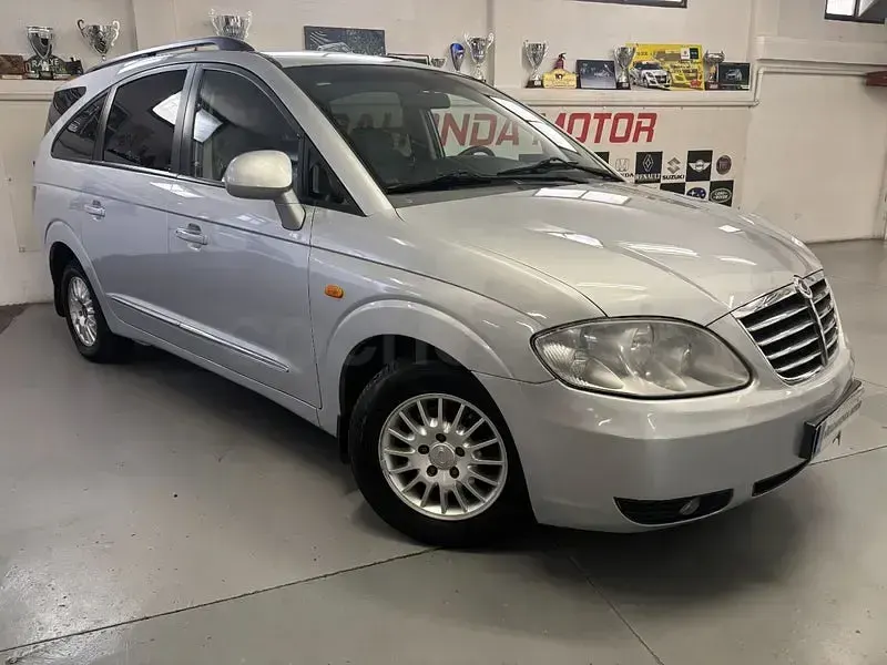 Usado SsangYong Rodius 165 CV (121 kW) 2011 Gris / plata Monovolumen