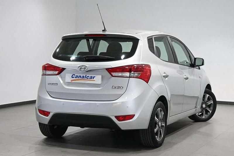 Usado Hyundai ix20 90 CV (66 kW) 2017 Gris Utilitario