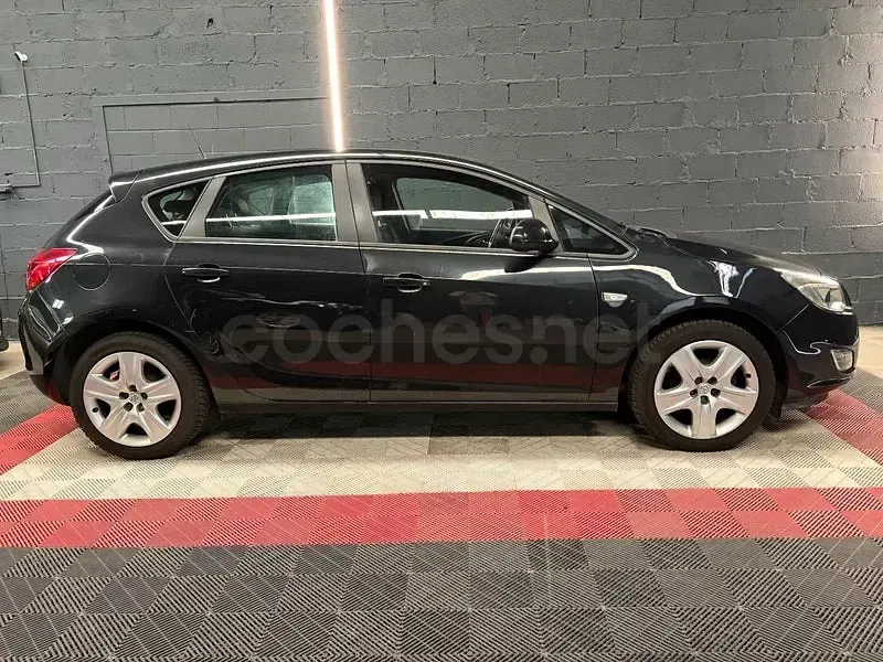 Usado Opel Astra Excellence 140 CV (102 kW) 2012 Negro Berlina