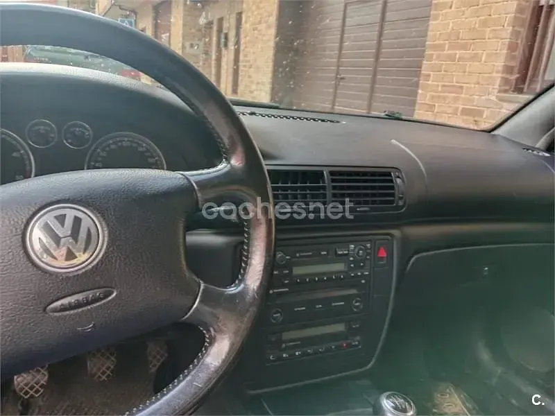 Usado VW Passat Edition 100 CV (73 kW) 2003 Gris / plata Berlina