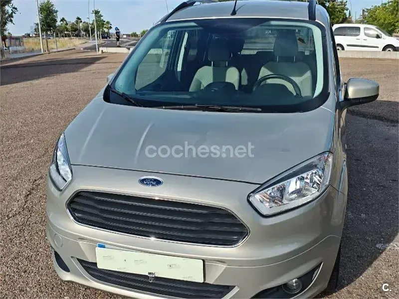 Usado Ford Tourneo Courier Titanium 100 CV (73 kW) 2015 Beige Monovolumen