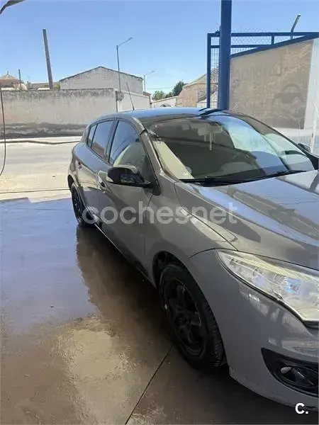Usado Renault Mégane Dynamique 115 CV (84 kW) 2013 Gris / plata Berlina