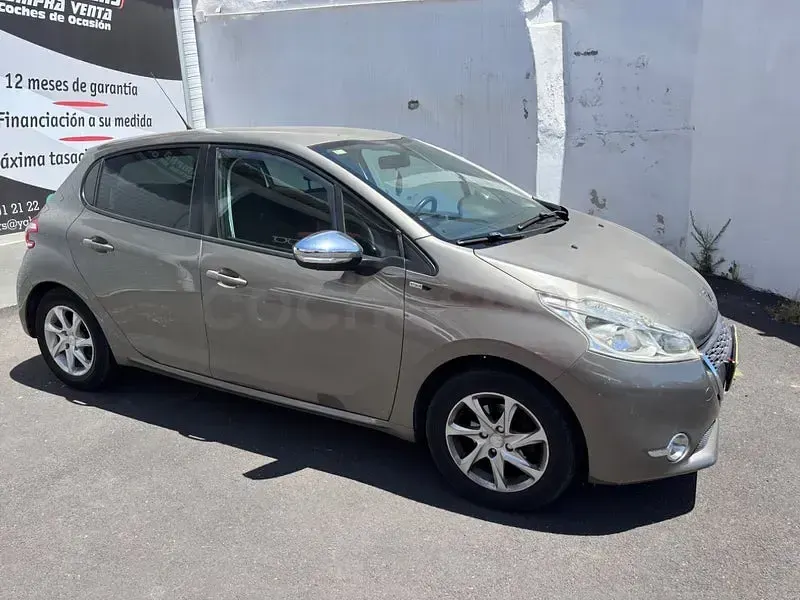 Usado Peugeot 208 Access 82 CV (60 kW) 2015 Beige Utilitario
