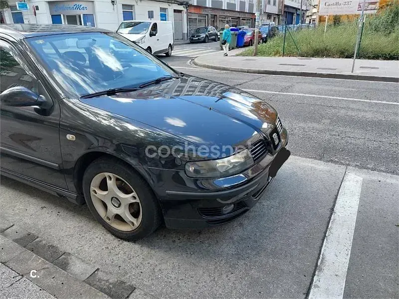 Usado Seat Leon Sport 105 CV (77 kW) 2004 Negro Utilitario
