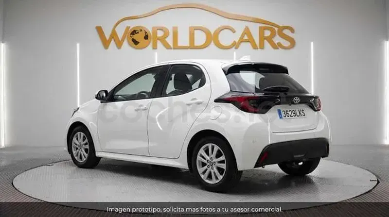 Usado Toyota Yaris Hybrid Active 100 CV (73 kW) 2020 Blanco Berlina