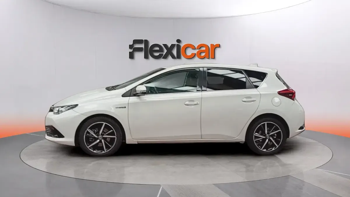 Usado Toyota Auris Hybrid Edition 136 CV (100 kW) 2018 Blanco Berlina