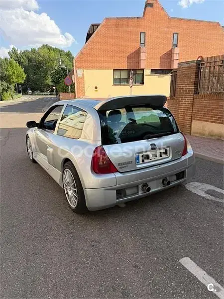 Usado Renault Clio 230 CV (169 kW) 2001 Gris / plata Berlina