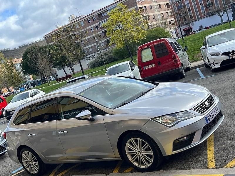 Usado Seat Leon XCELLENCE 150 CV (110 kW) 2020 Gris / plata Familiar
