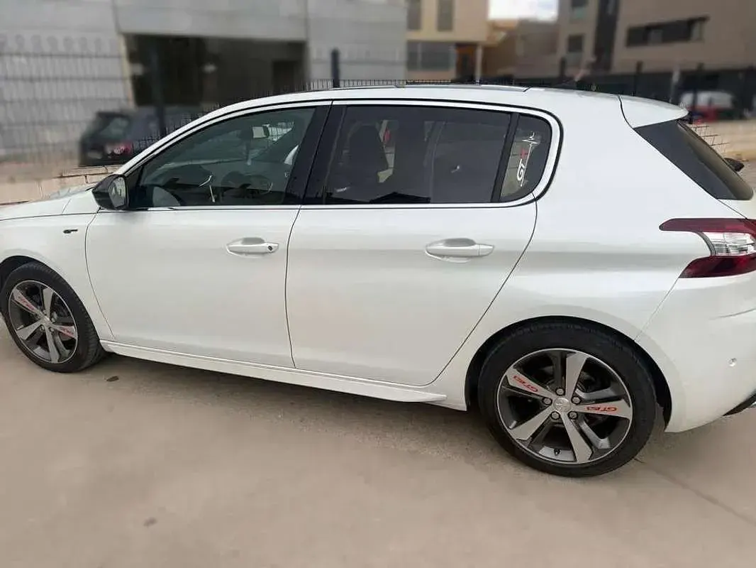 Usado Peugeot 308 SW Active 131 CV (96 kW) 2021 Blanco Familiar