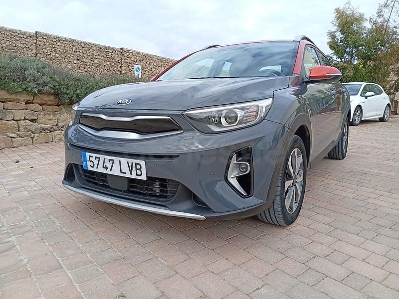 Usado Kia Stonic 120 CV (88 kW) 2022 Gris / plata SUV