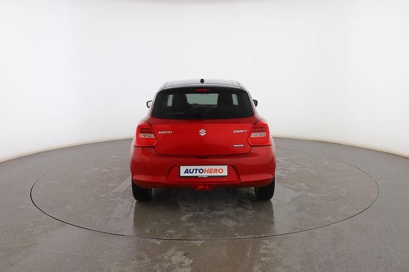 Usado Suzuki Swift 83 CV (61 kW) 2023 Rojo Utilitario