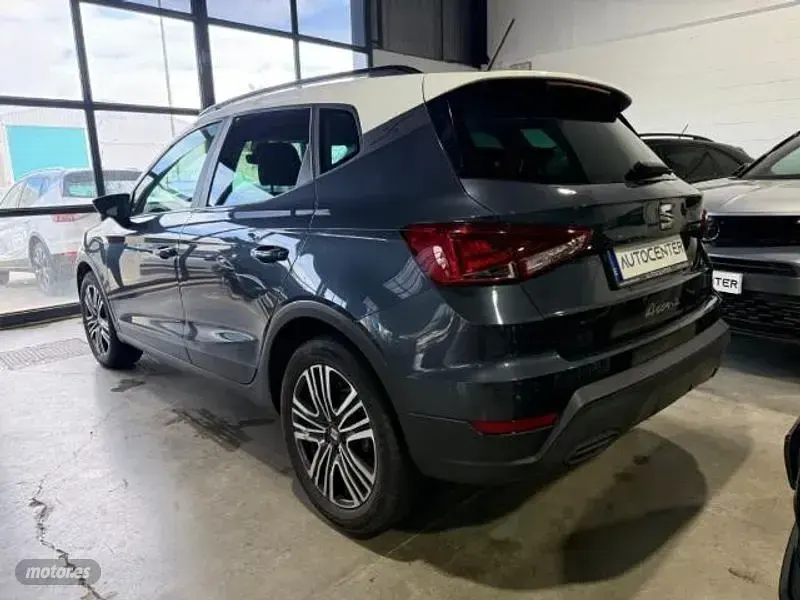 Usado Seat Arona Style 110 CV (80 kW) 2023 Gris SUV