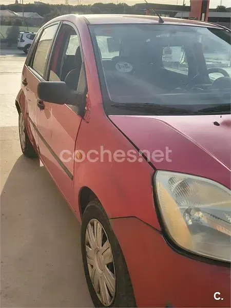 Usado Ford Fiesta Trend 100 CV (73 kW) 2003 Rojo Utilitario