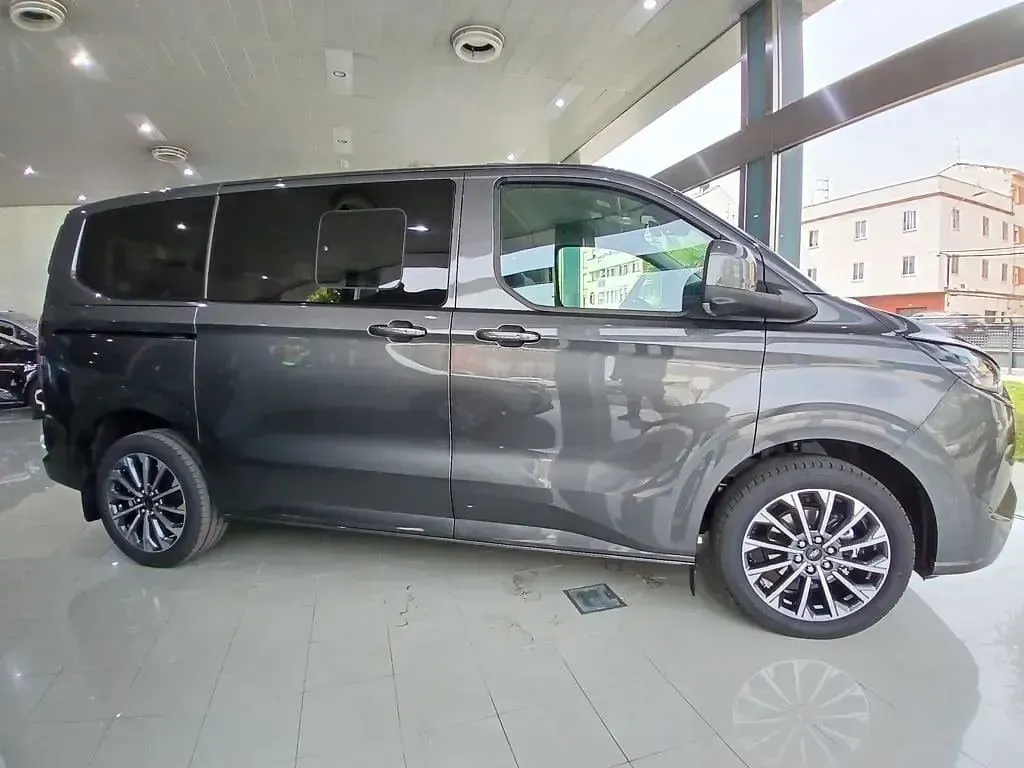 Nuevo Ford Tourneo Custom Titanium X 232 CV (170 kW) 2026 Gris magnetic (metalizado) Van