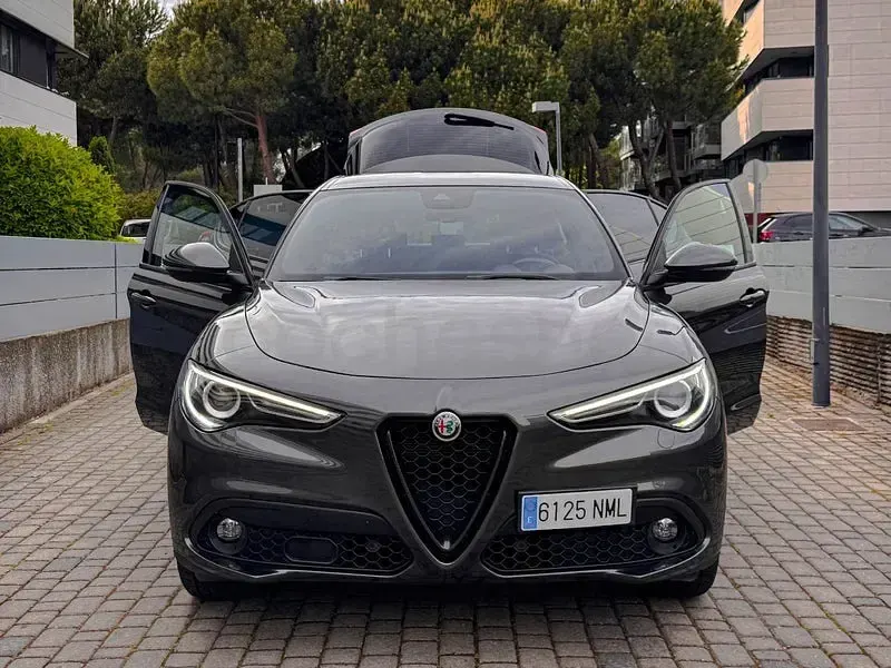 Usado Alfa Romeo Stelvio Sprint 190 CV (139 kW) 2022 Gris / plata SUV