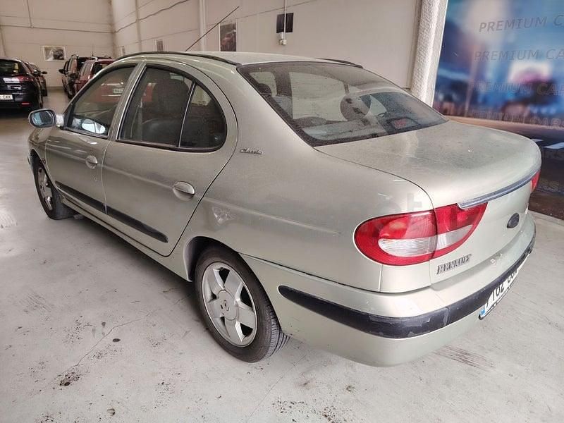 Usado Renault Mégane II Authentique 110 CV (80 kW) 2002 Gris / plata Berlina