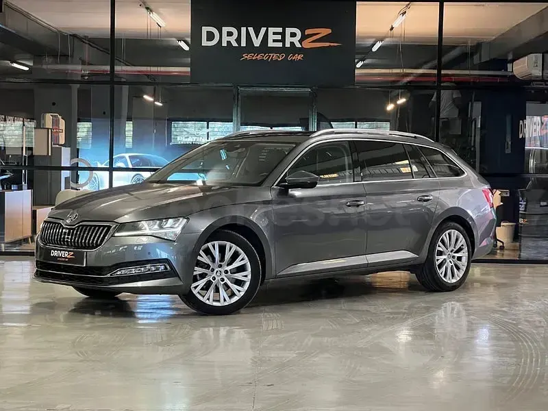 Usado Skoda Superb Style 150 CV (110 kW) 2023 Gris / plata Familiar