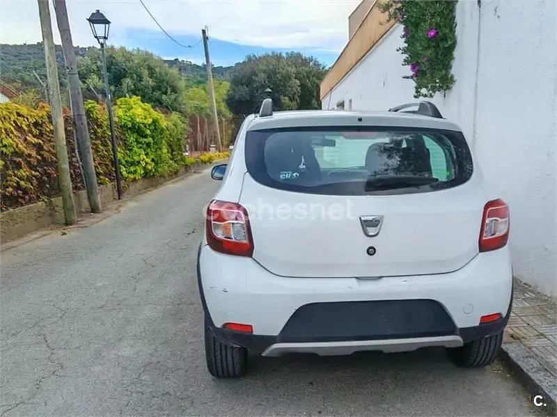 Używany Dacia Sandero Stepway 90 KM (66 kW) 2015 Biały Sedan/Limuzyna