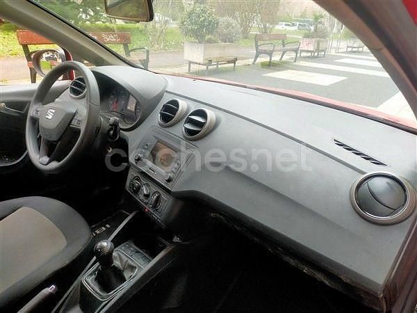 Usado Seat Ibiza Reference 75 CV (55 kW) 2016 Rojo Berlina