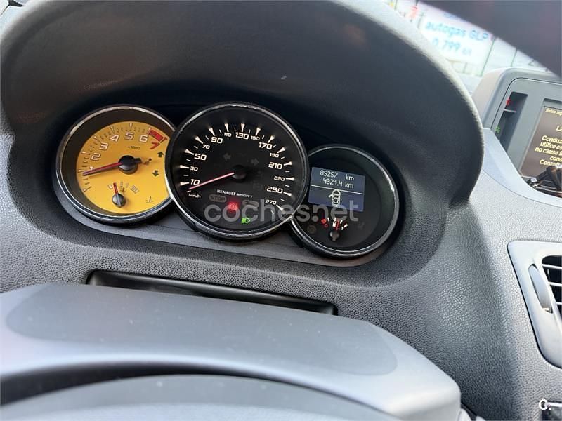 Usado Renault Mégane 250 CV (183 kW) 2011 Amarillo Berlina